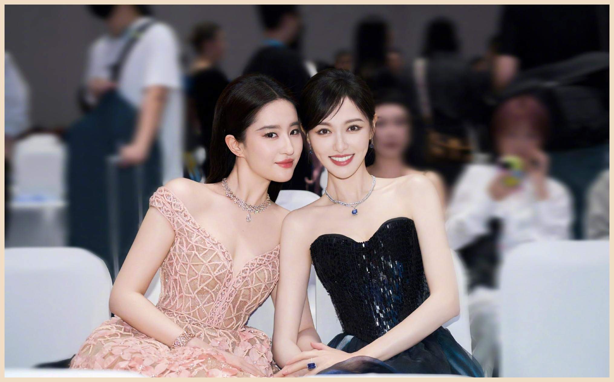 刘亦菲唐嫣闺蜜友情超10年,凌晨发合照,下班后贴脸合影好养眼