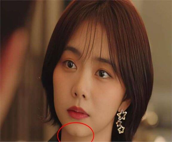 同样是w下巴,比较谭松韵和胡歌,差异明显