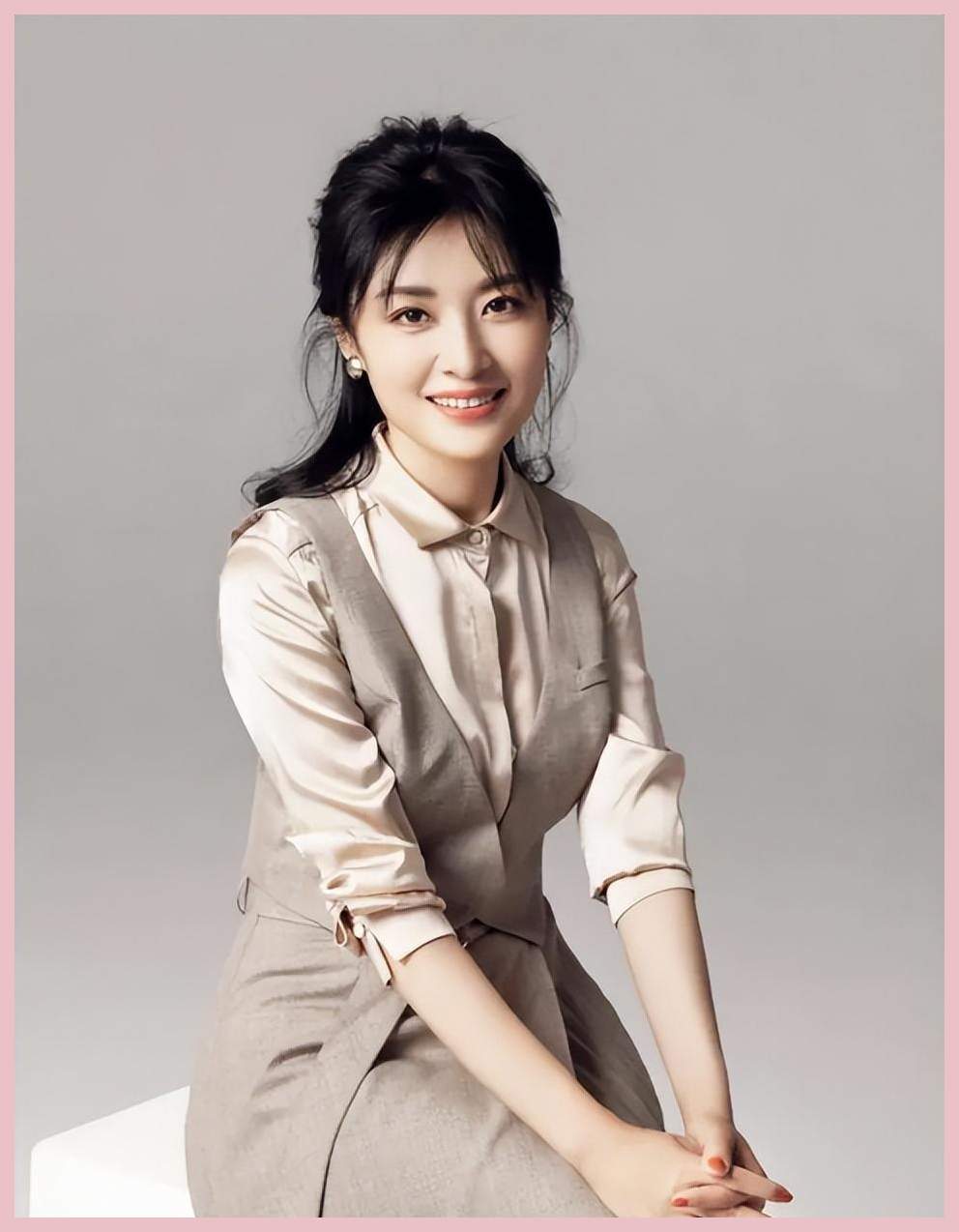 没想到,丈夫密春雷的争议过去近两年,董卿就以"这种姿态"出现