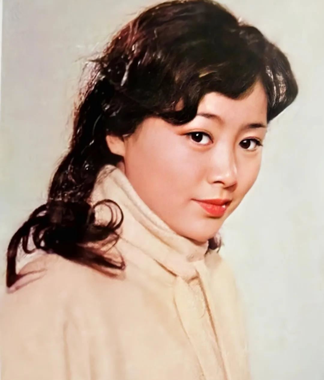 演员张瑜:年轻时有过一段婚姻,离婚多年看到前夫还是忍不住心动