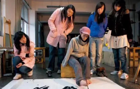 残疾女孩李智华,用脚写书法获全国大奖,专家:不是字,是鬼画符