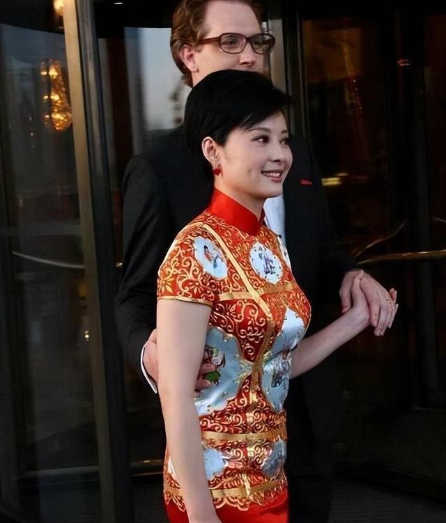 袁立:35岁嫁演员,39岁嫁外国人,47岁嫁小11岁诗人,现在很幸福