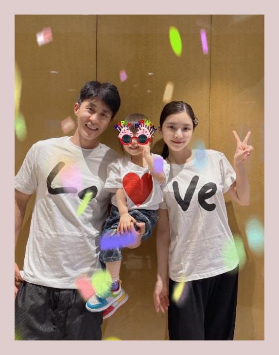 杜淳老婆曝光女儿容貌,蛋饺完美遗传妈妈美貌,大眼翘唇有酒窝