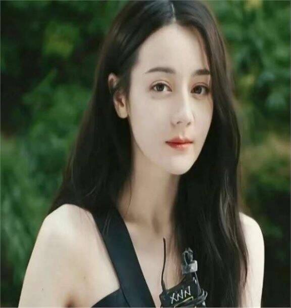 同样是w下巴,比较谭松韵和胡歌,差异明显