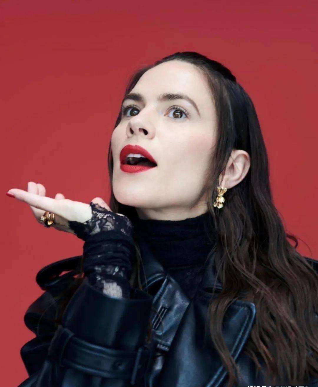 这谁能顶得住嘛!海莉·阿特维尔,这身材是真的绝!