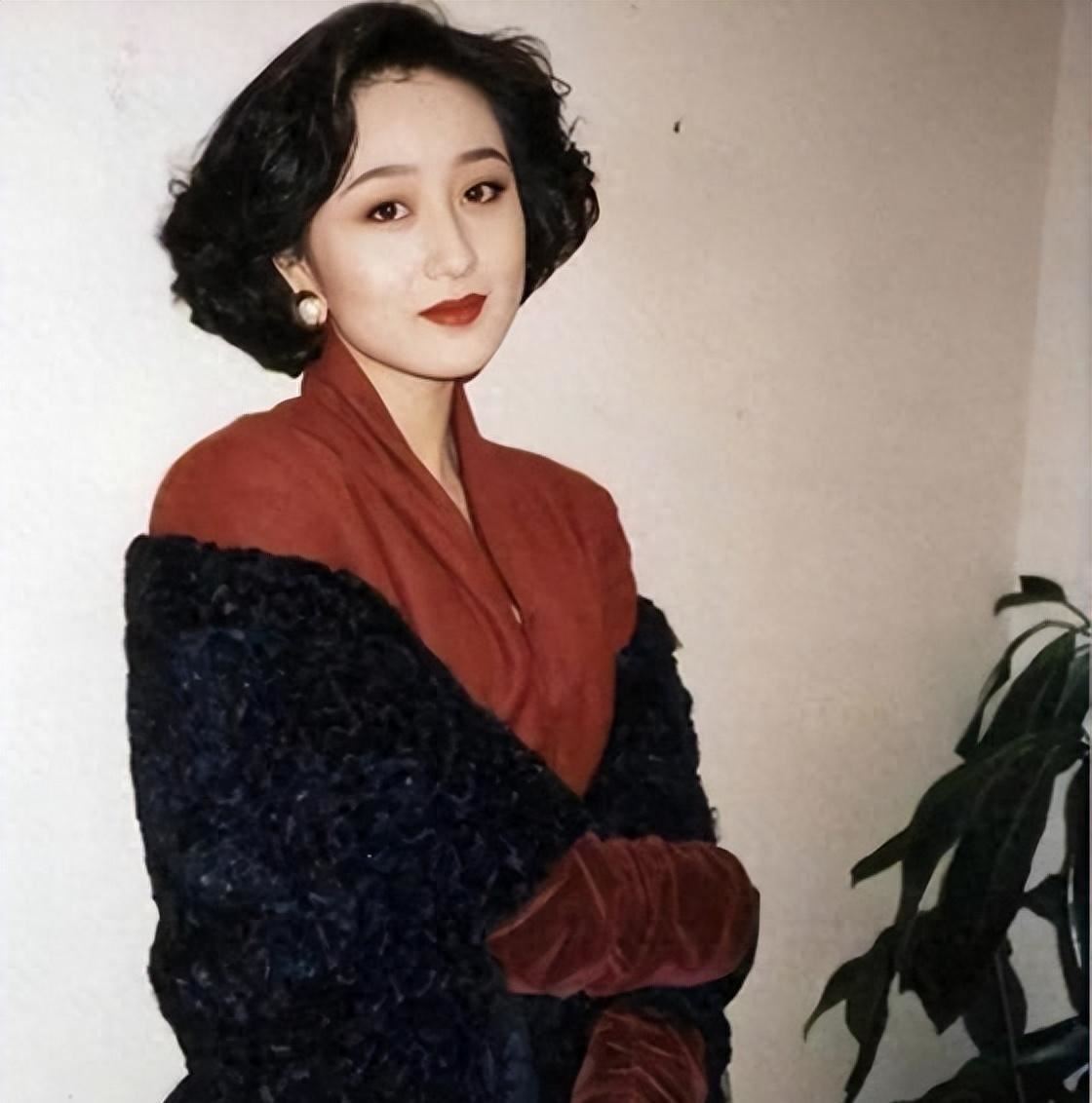 李连杰晒妻子近照,62岁利智衰老不敢认,前妻黄秋燕却仍然美艳
