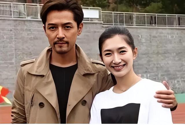 胡歌老婆黄曦宁照片首公开,靠在胡歌肩膀太甜蜜,后者长相被诟病