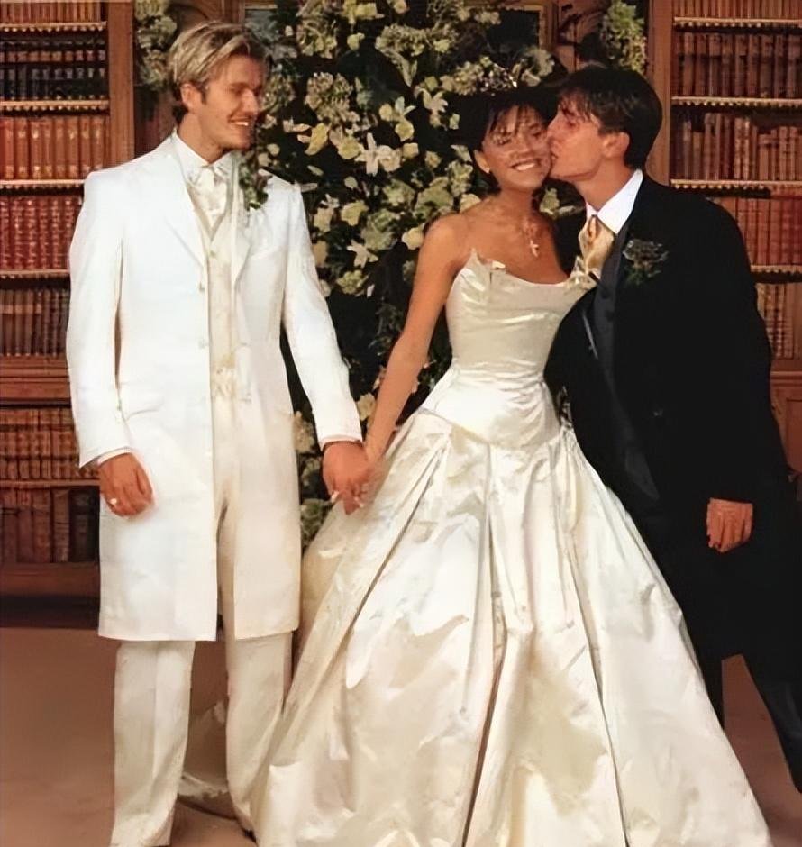 贝克汉姆夫妇甜蜜暴击!25周年庆典再现紫裙浪漫