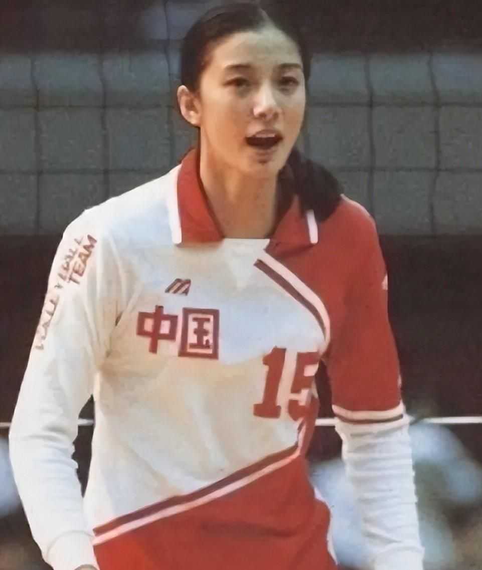 戏耍郎平,"叛变"投美,女排叛徒王怡被除名,如今她下场如何?