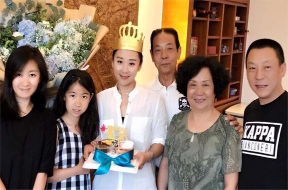 演员苗圃:嫁大19岁富商,婚后生一男一女,如今幸福美满