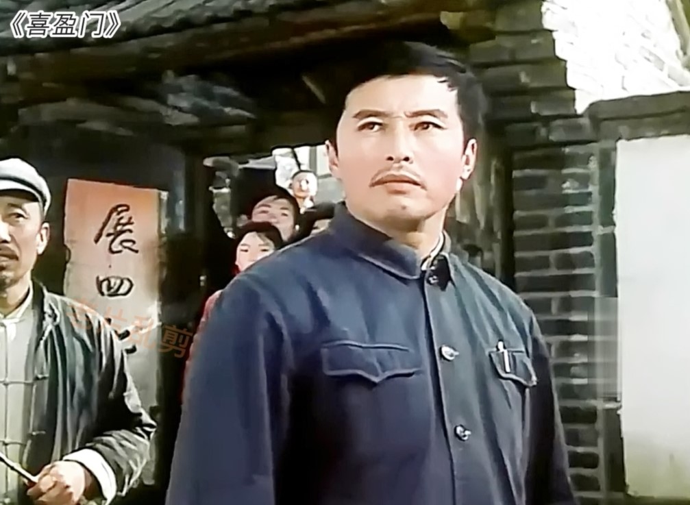 张亮,《喜盈门》中唯唯诺诺的仁文,《上甘岭》中的通讯员杨德才