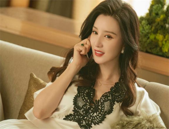 难怪这部剧会出圈,看雷佳音的演技,万茜的脸,张萌的衣品