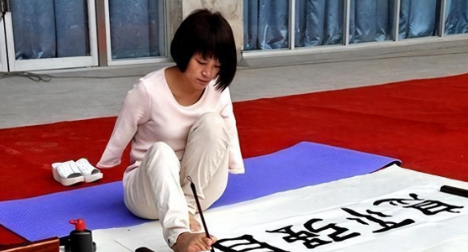 残疾女孩李智华,用脚写书法获全国大奖,专家:不是字,是鬼画符