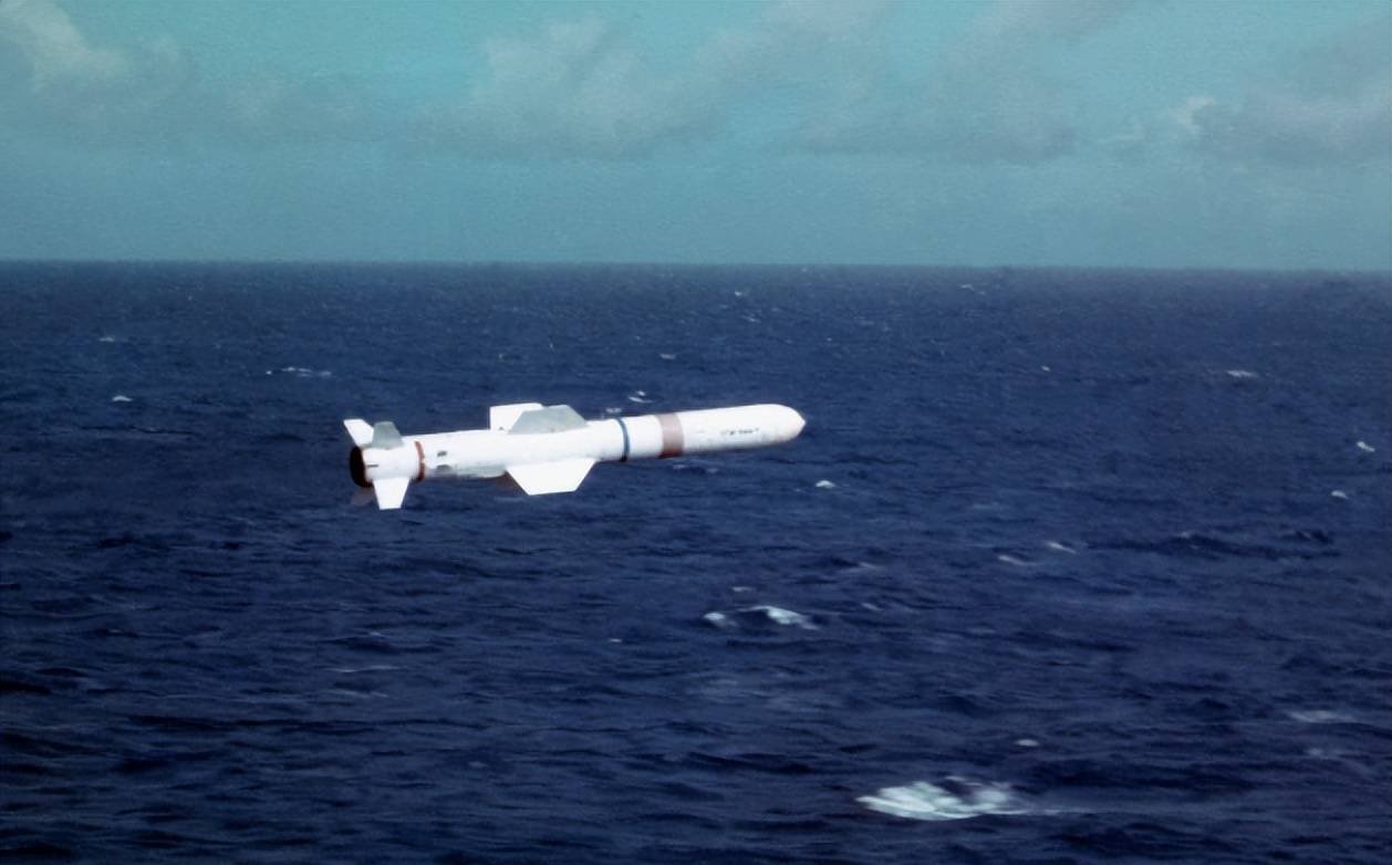 反舰导弹"鹰击18"公开,美评:全球最恐导弹!