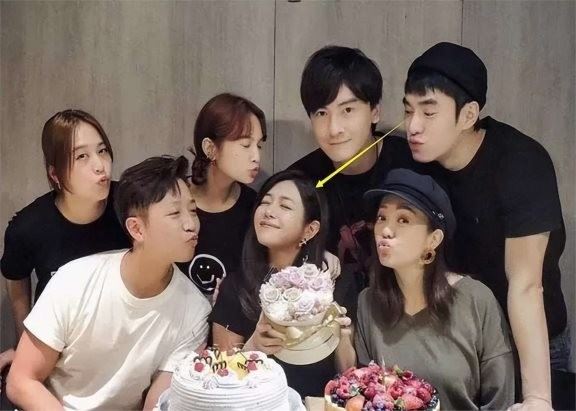张书豪求婚欧阳妮妮成功!妹妹欧阳娜娜亲自送祝福,浪漫细节曝光