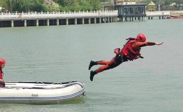 武警少将范玉龙:从玉树抗震英雄到湖南防汛尖兵