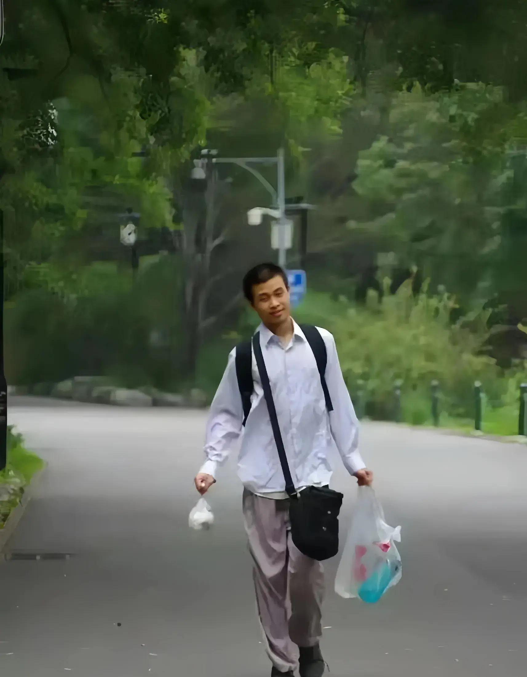 韦东奕济南街头穿两只不一样鞋子,网友:我的智商只能学韦神穿鞋