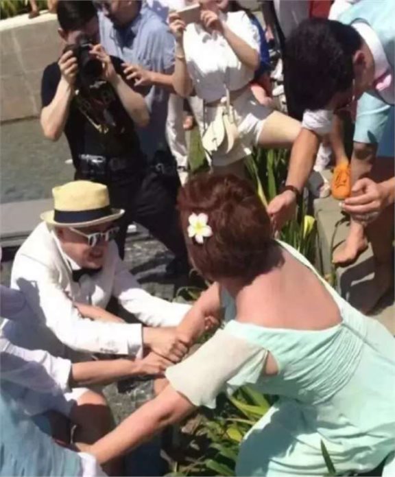 想不到,"包贝尔伴娘门"刚过去8年,柳岩就以这种姿态现身