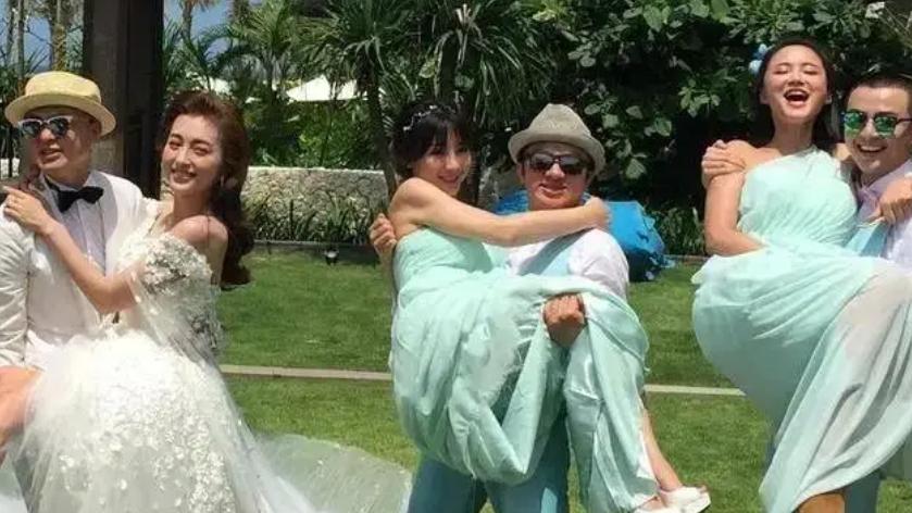 没想到,"包贝尔伴娘门"刚过八年,柳岩就以"这种姿态"现身