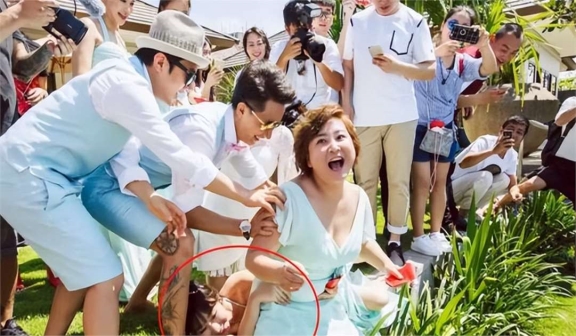 想不到,"包贝尔伴娘门"刚过去8年,柳岩展现全新风貌引瞩目