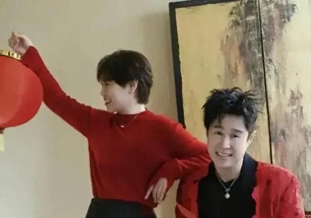 小沈阳庆祝结婚20周年,晒甜蜜照