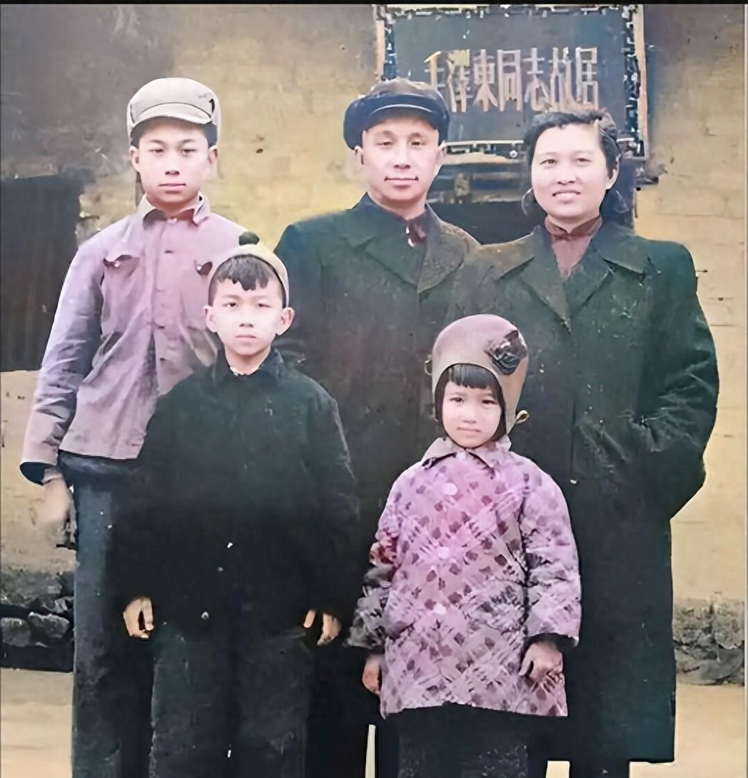1956年,粟裕妻子楚青和3个孩子的罕见合影,难得一见!