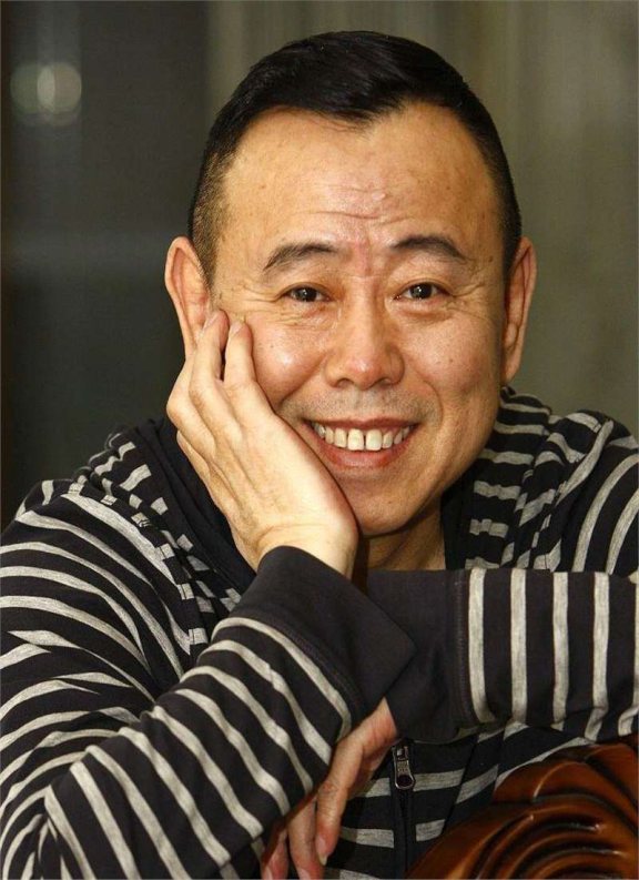 67岁潘长江近况曝光,徒弟祝寿四代同堂,现在生活越来越低调了