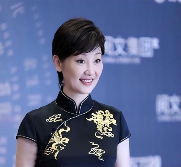 演员徐帆,跟名导冯小刚婚后25年不离不弃,如今她才真是人间清醒