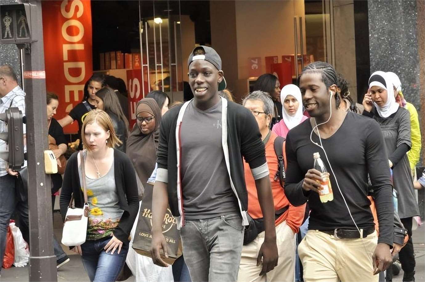 黑哥聚餐全是中国妻子,混血二代坚信是中国人,引发网友深沉一笑