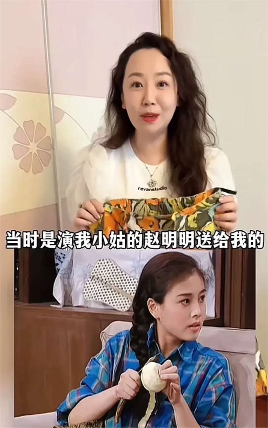 31年以后关凌再次穿起《我爱我家》黄色花裙子,你看有几分像从前