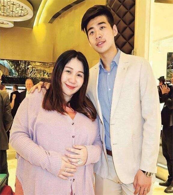 赌王女儿未婚先孕,下嫁哈尔滨小伙,母亲曾陪嫁14亿,丈夫并简单