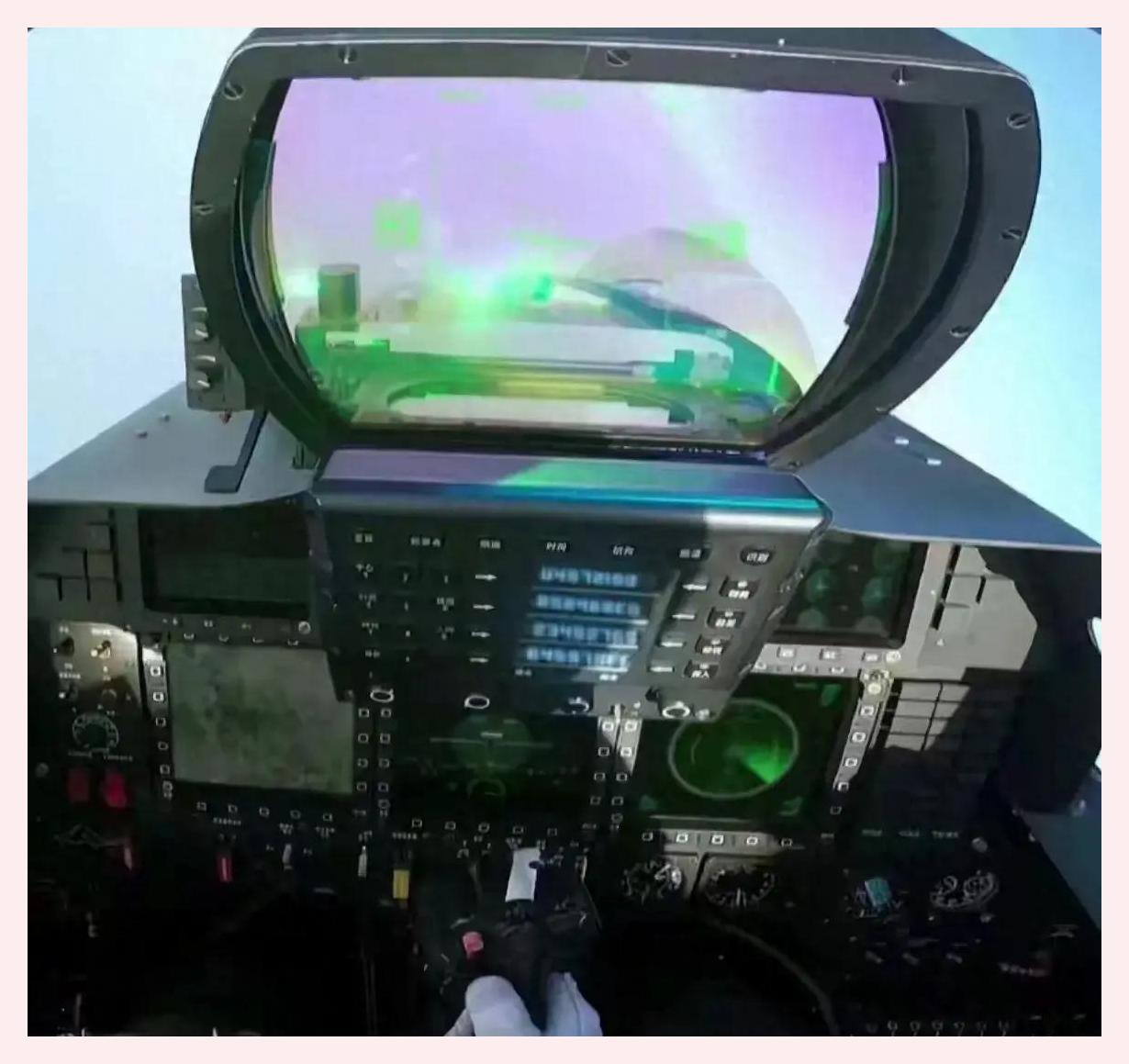 歼-15舰载战斗机座舱细节首曝光,技术实力备受瞩目