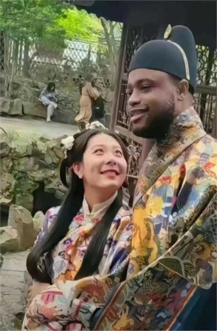 黑哥聚餐全是中国妻子,混血二代坚信是中国人,引发网友深沉一笑