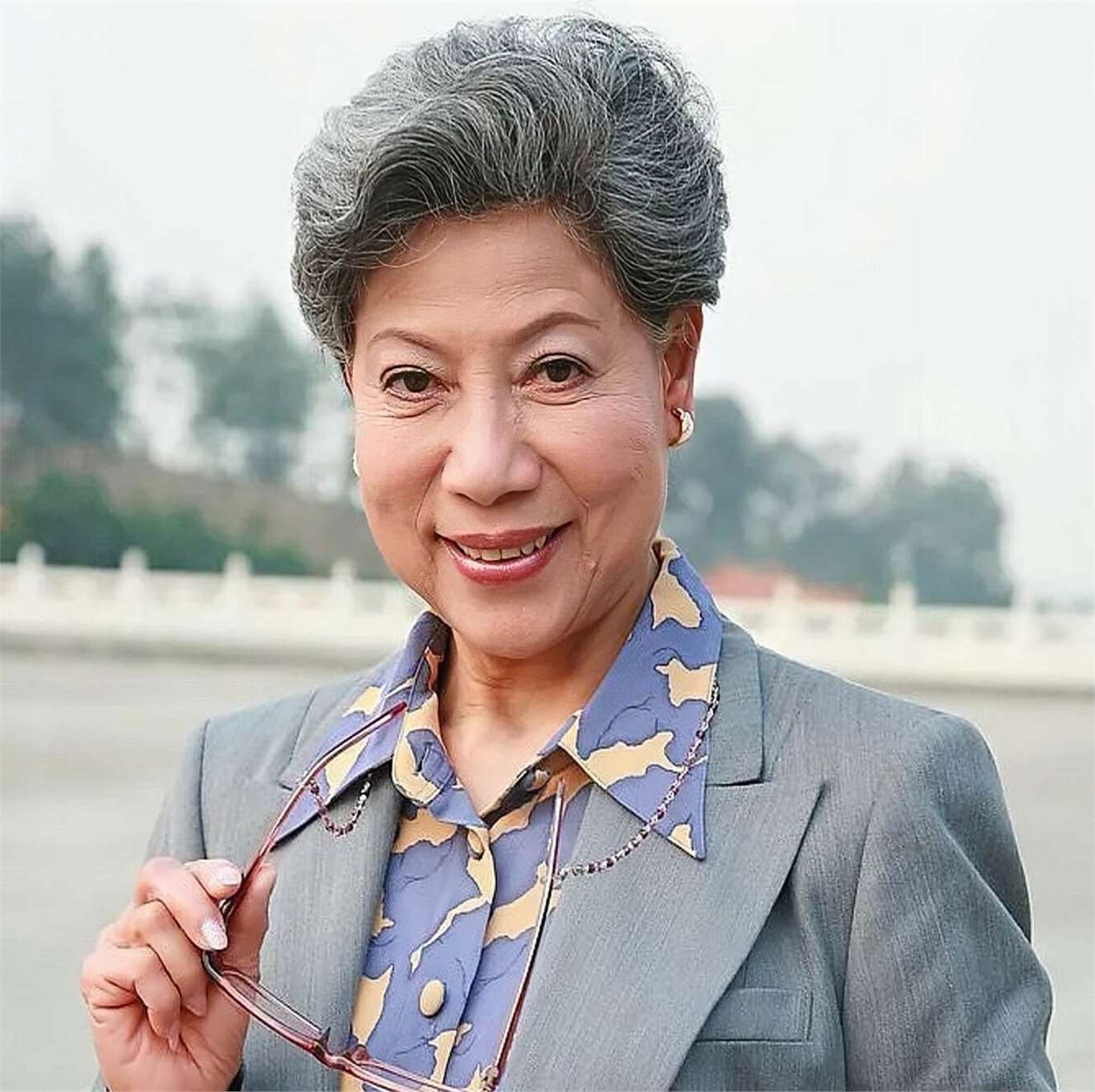 tvb知名老戏骨罗兰拍戏发晕硬扛,凌晨3点回家,洗把脸又准备开工