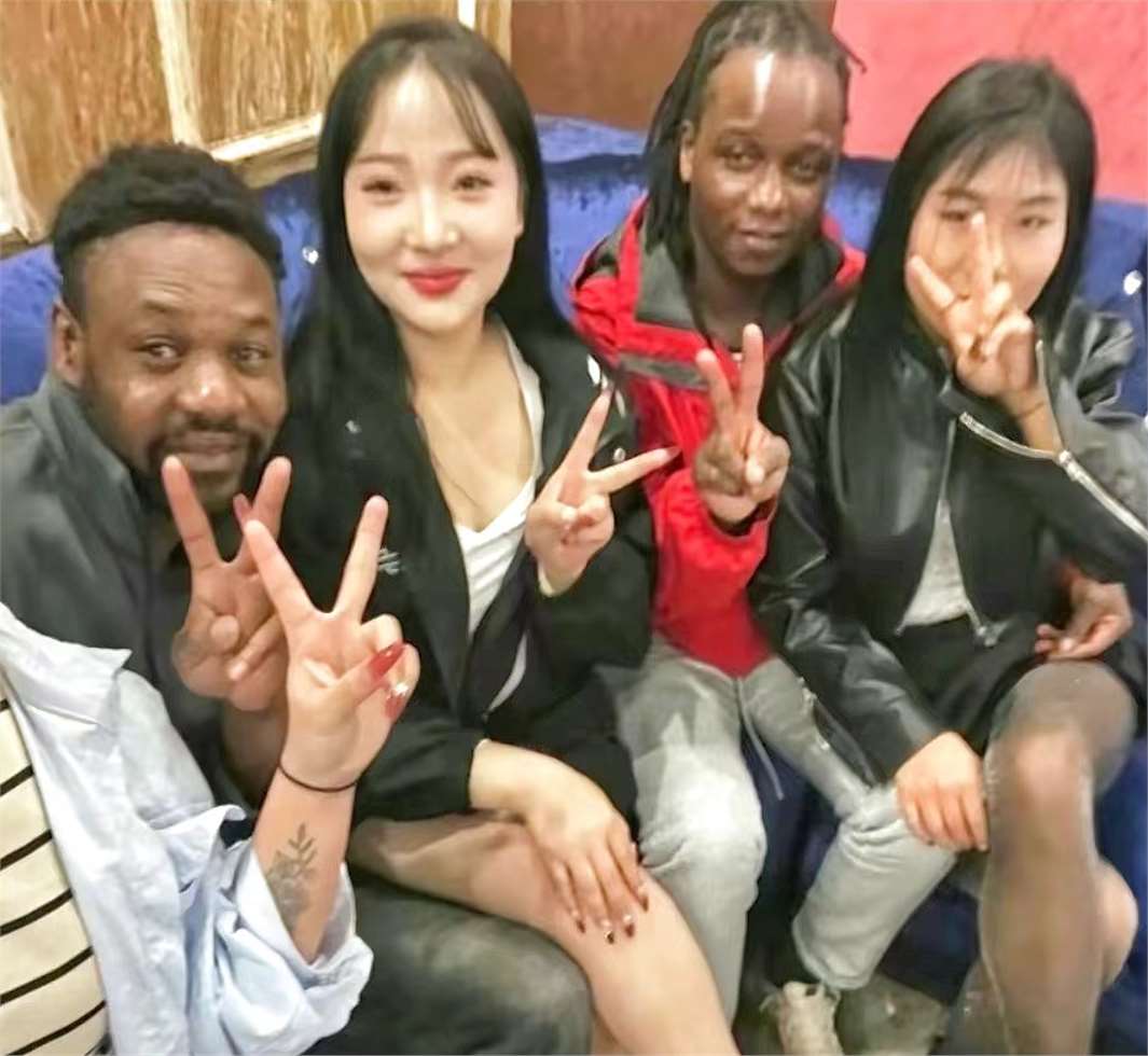 黑哥聚餐全是中国妻子,混血二代坚信是中国人,引发网友深沉一笑