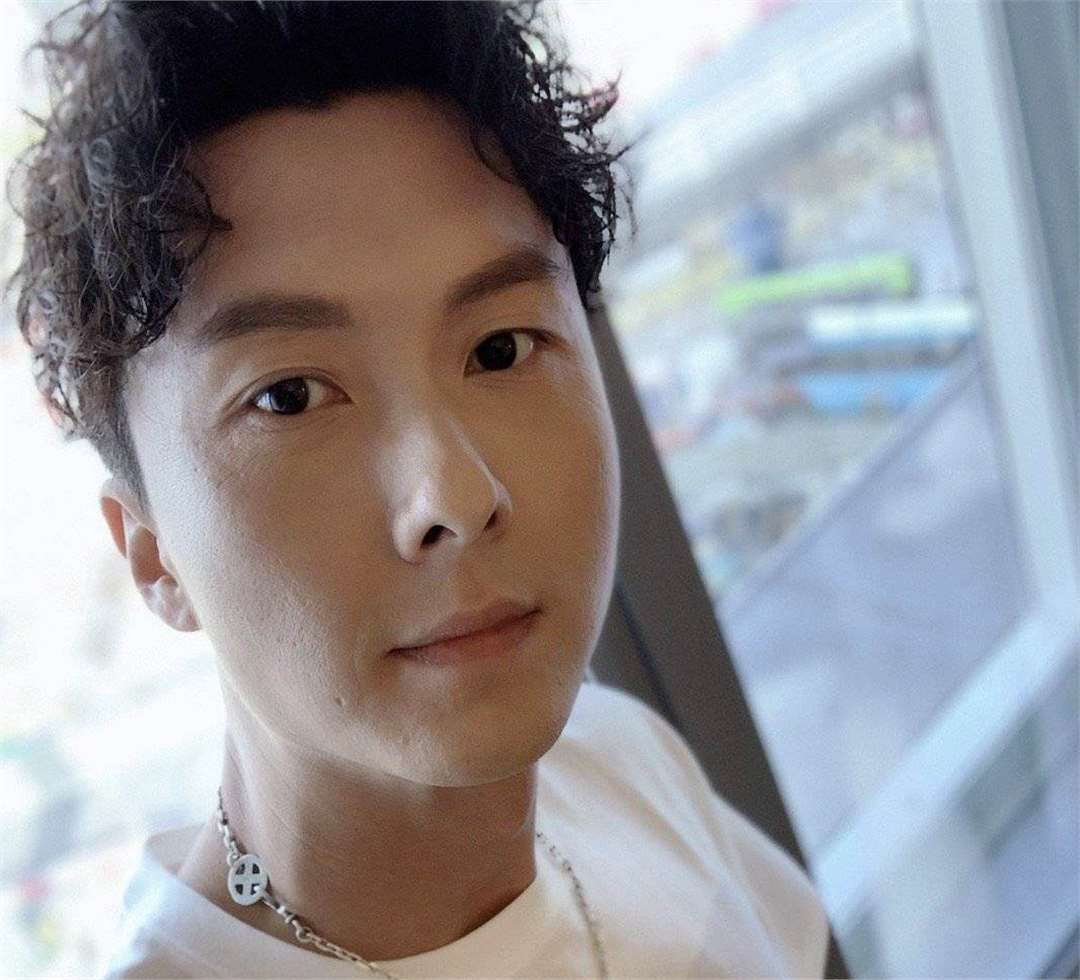 41岁王浩信回新疆探亲,在当地庆贺生日,吃凉皮喝羊肉汤有滋有味