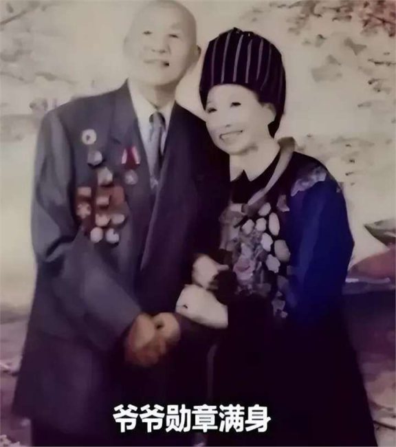 韩雪携富豪老公和好友聚餐,59岁万山头顶稀疏,夫妻同框像父女