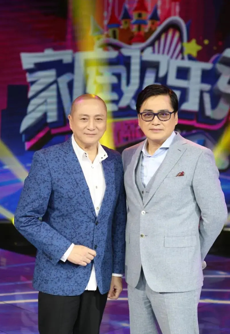 汤镇宗汤镇业兄弟俩罕见同框,二人相差两岁,68岁汤镇宗更显年轻