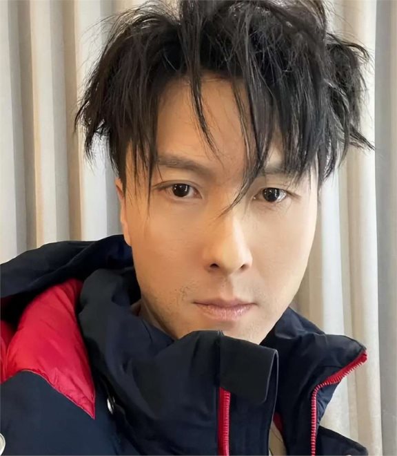 41岁王浩信回新疆探亲,在当地庆生,吃凉皮喝羊肉汤有滋有味