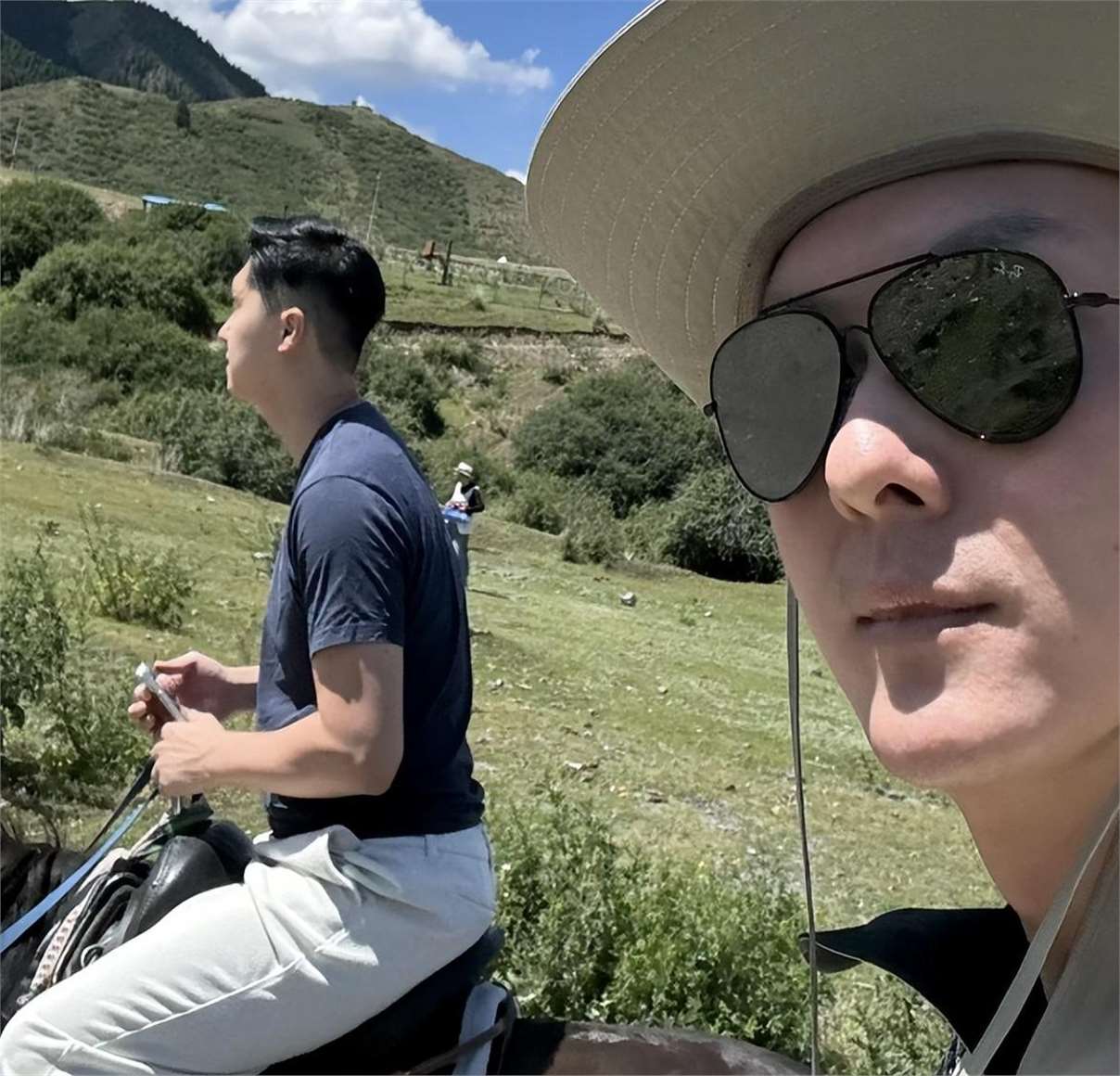 港星王浩信回新疆探亲!大赞永远美丽的新疆,穿丝袜防蚊当成美女