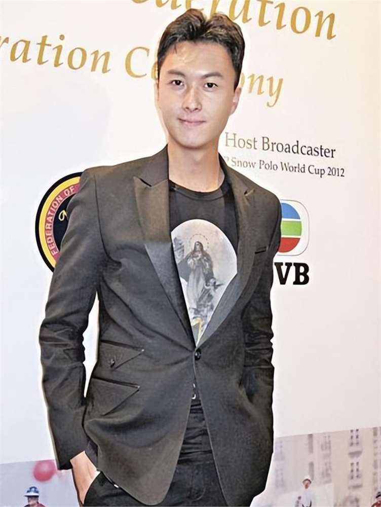 41岁王浩信回新疆探亲,在当地庆祝生日,吃凉皮喝羊肉汤有滋有味