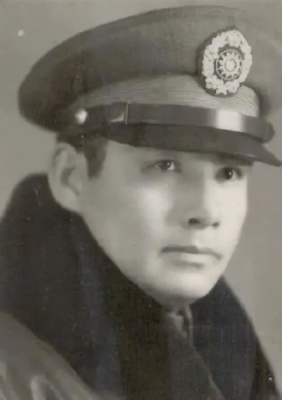 2005年,张灵甫后代集体照,儿子是黄埔联谊会长,孙子是实力演员