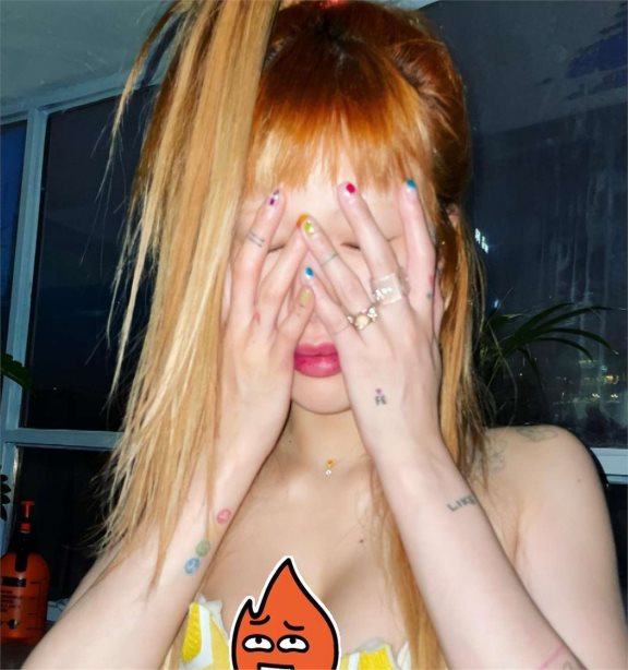 泫雅背心半透明,多种角度大秀好身材,全身十几个纹身抢眼!