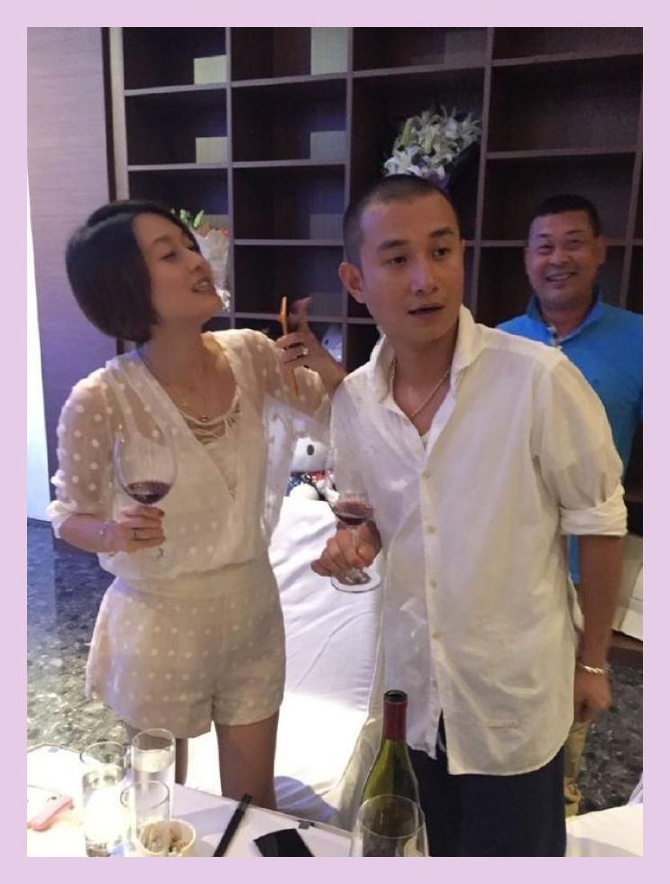 文章牵手女友回酒店,女方靠肩甜蜜温柔,长发飘飘神似当年姚笛