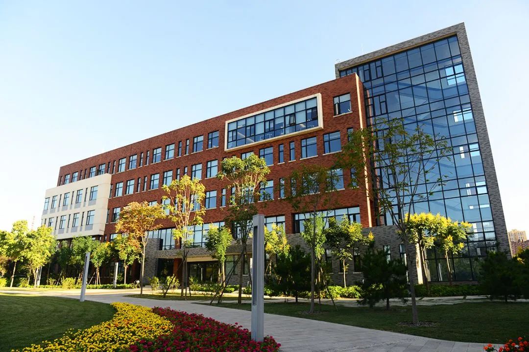 被誉为西安市地标建筑 探访欧亚学院顶级图书馆