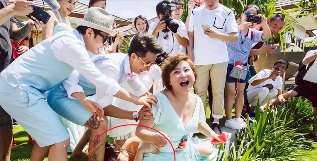 想不到,"包贝尔伴娘门"刚过去8年,柳岩就以"这种姿态"出现