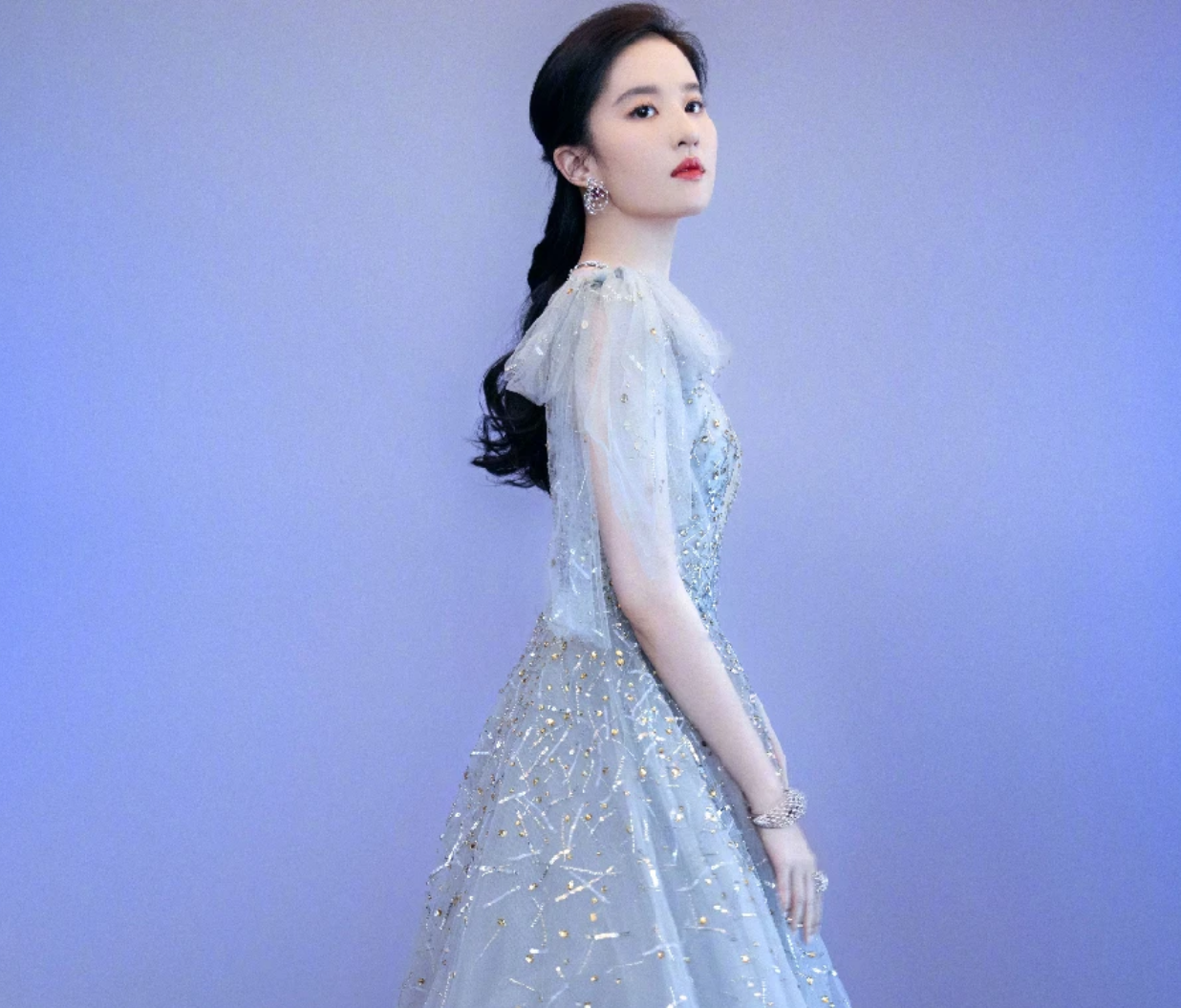 刘亦菲蓝色纱裙梦幻优雅,真不愧是神仙姐姐啊,太美了