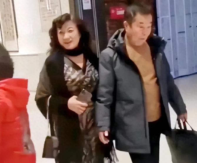 妻子情人双双去世,再看76岁何庆魁的处境,他终究还是后悔了!
