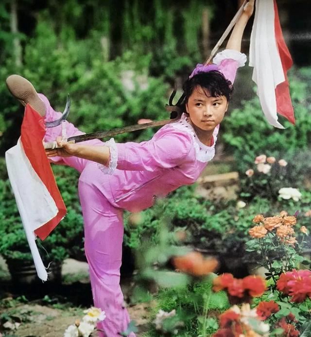 回顾:风光后"过气"的内地功夫女星,弃国籍开饭店,成武术教练