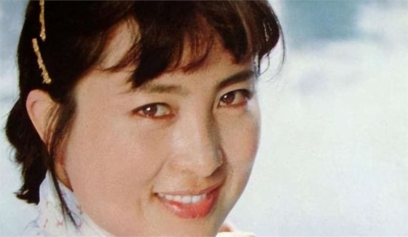 演员张金玲与徐敏离婚多年,如今一个嫁富商,一个娶小15岁的妻子